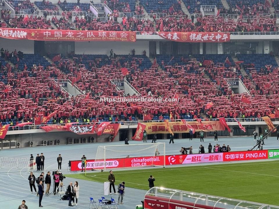 现场气氛热烈，球迷热情加油助威！
